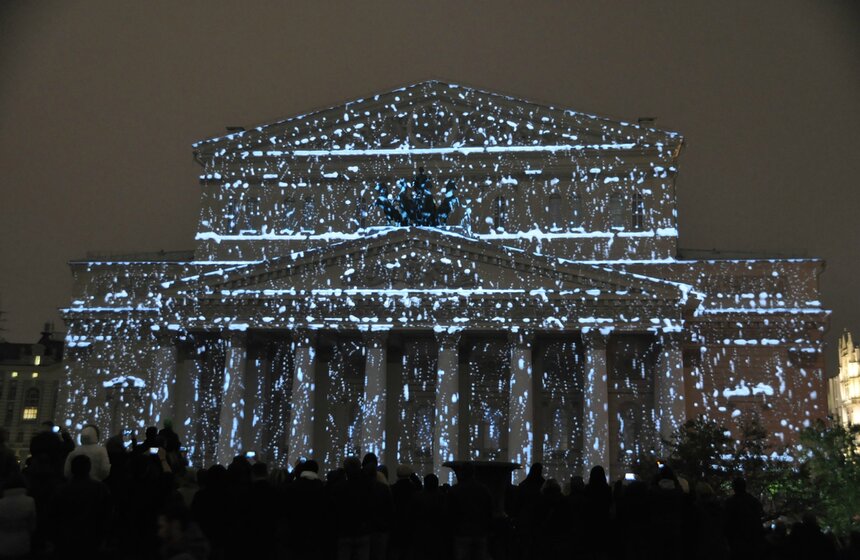 На фасаде Большого театра показали световые спектакли 4 фото
