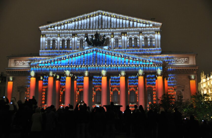 На фасаде Большого театра показали световые спектакли 3 фото