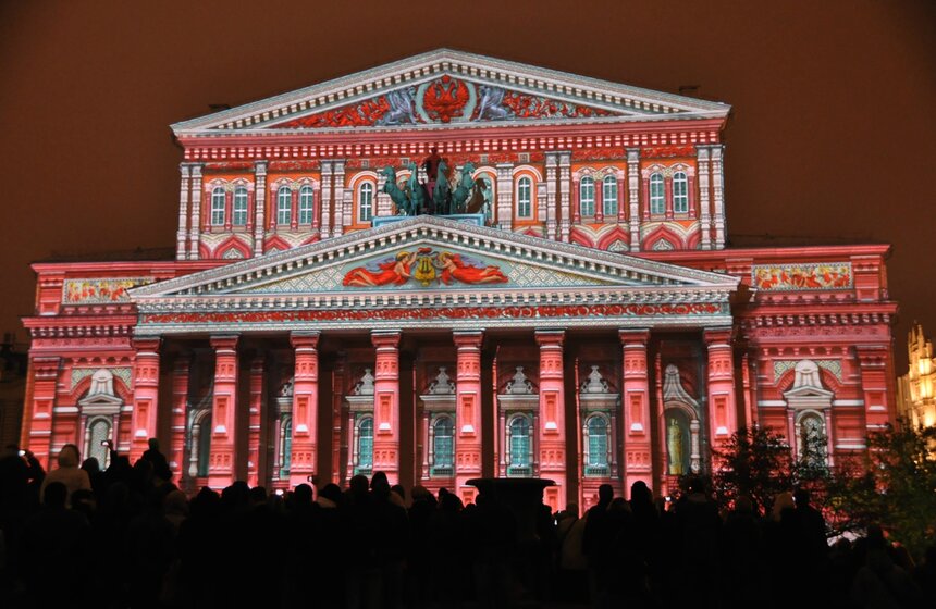 На фасаде Большого театра показали световые спектакли 6 фото