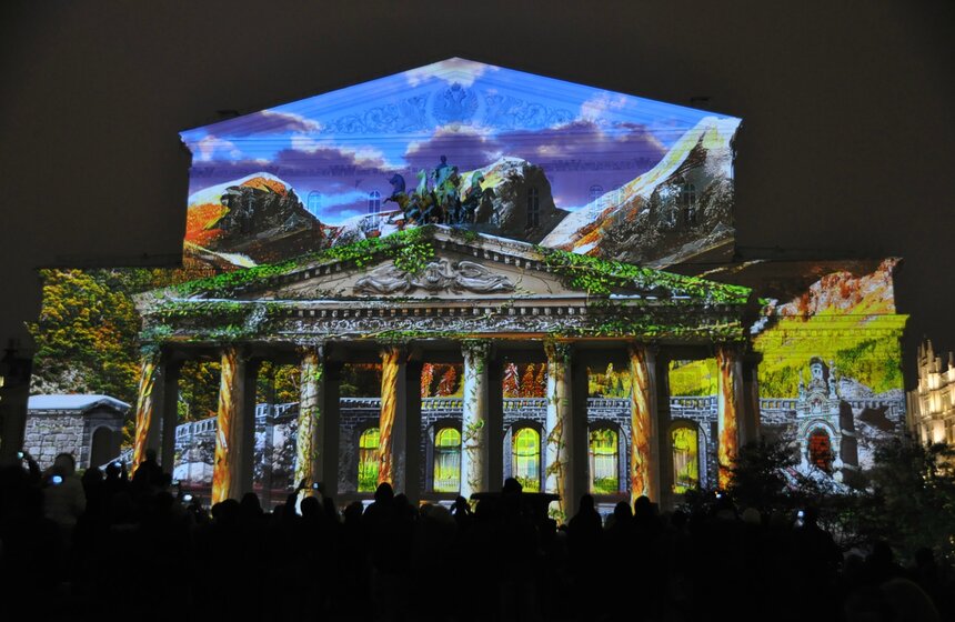 На фасаде Большого театра показали световые спектакли 13 фото