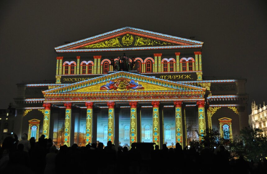 На фасаде Большого театра показали световые спектакли 10 фото