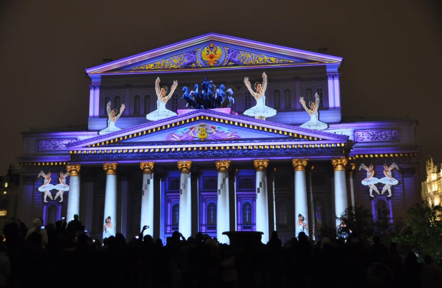 На фасаде Большого театра показали световые спектакли 12 фото