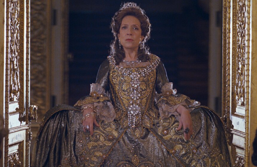 Инна Чурикова в роли императрицы Анны Иоанновны в фильме "Виват, Анна!".