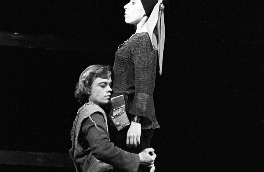 Театр имени Ленинского комсомола. Сцена из спектакля "Тиль". Инна Чурикова - Неле, Николай Караченцов - Тиль.