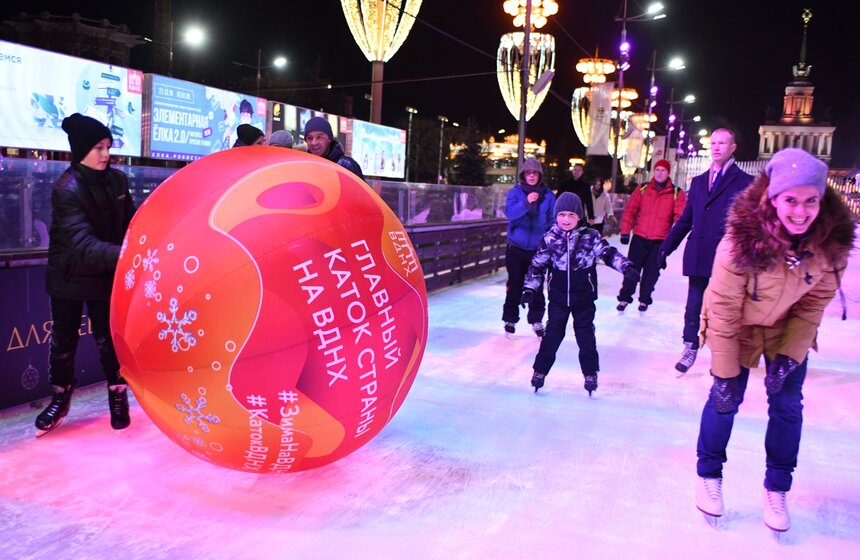 На ВДНХ открыли самый большой каток в Европе 20 фото