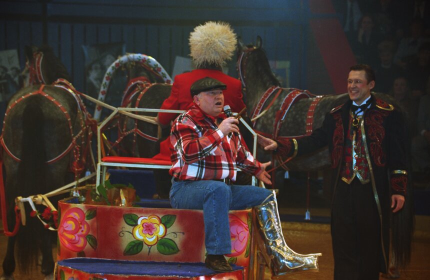 18 декабря 1996 года. Юрий Лужков приветствует Юрия Никулина во время юбилейного вечера