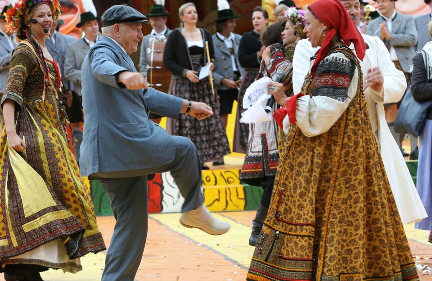 2 июля 2006 год. Юрий Лужков и певица Надежда Бабкина во время открытия 8-го Большого московского фестиваля пива – 2006 на Престижной аллее спорткомплекса "Лужники"