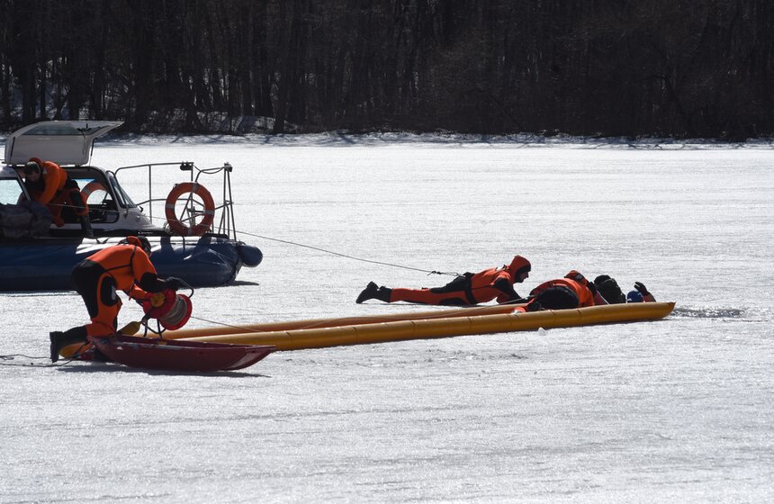 Спасательная бригада провела профилактические беседы с рыбаками, которые зачастую не соблюдают правила поведения на льду