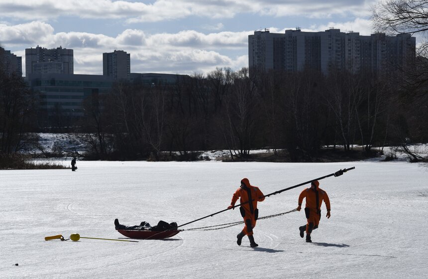 Для спасательной операции команда использует гидрокостюм и спецтехнику