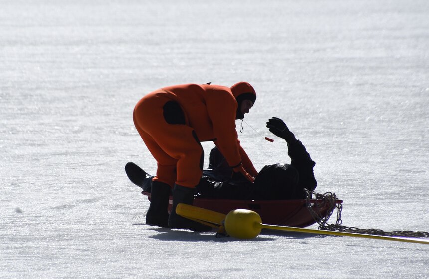 Они и представляют собой опасность, потому как люди проваливаются под лед, несмотря на то, что он кажется еще крепким