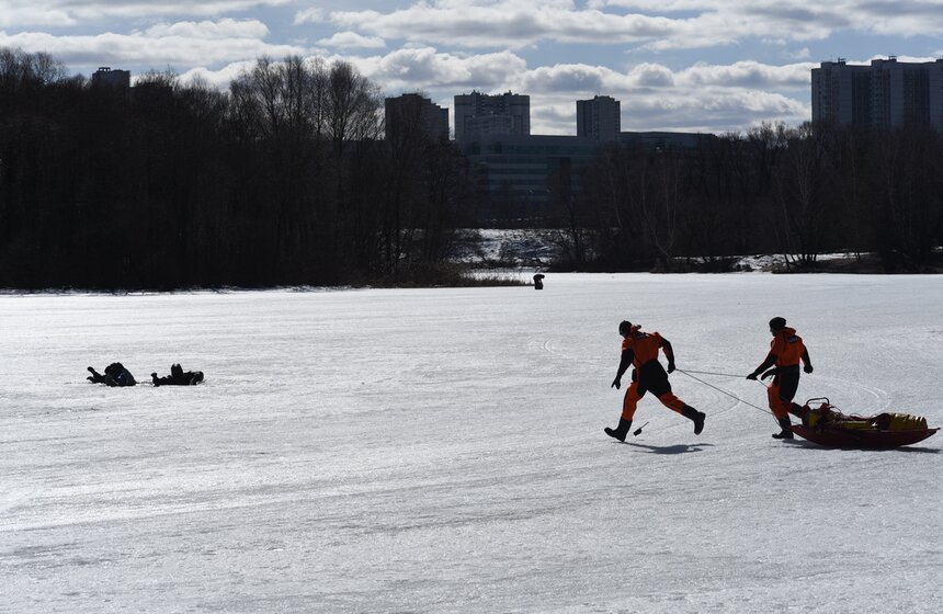 Несмотря на то, что лед все еще кажется крепким, в этот период времени он максимально хрупок и несет большую угрозу