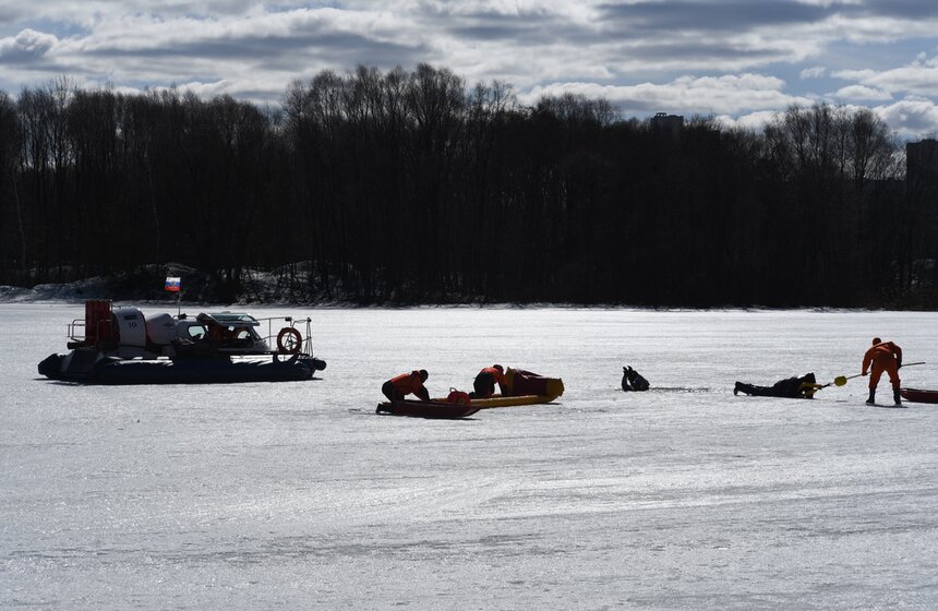 Многие жители любят сокращать свой маршрут по льду, идя по протоптанным дорожкам