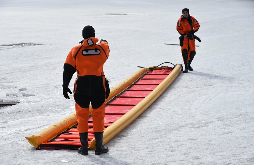 Во время патрулирования бригада провела замеры толщины льда