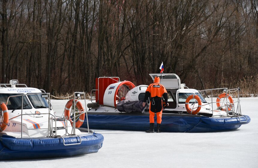 В ходе патрулирования поисково-спасательные службы использовали специальные судна на воздушной подушке