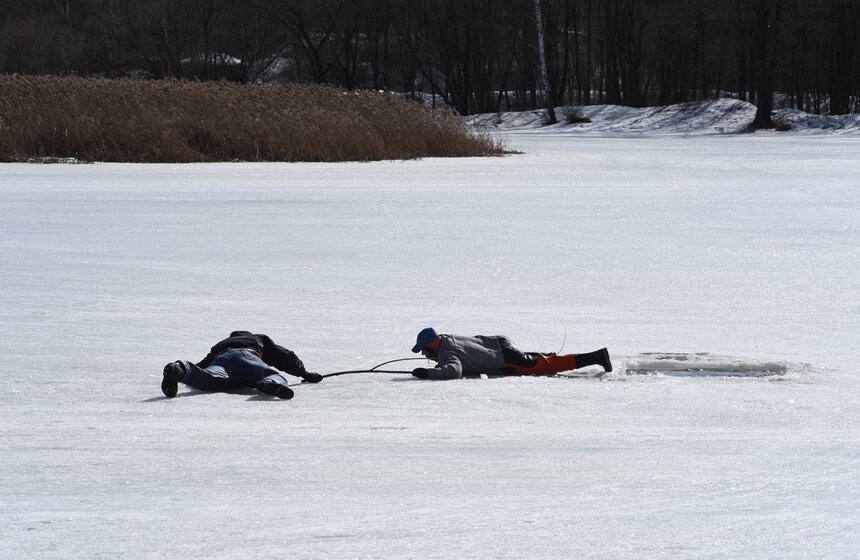 Во время патрулирования бригада внимательно осматривает всю территорию