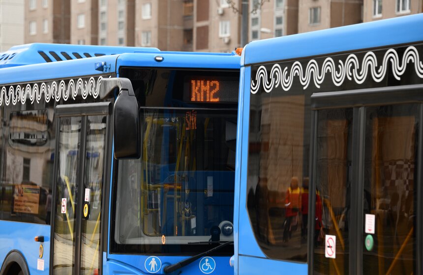 Для удобства пассажиров в районе закрытого участка фиолетовой линии метро организовано четыре бесплатных компенсационных маршрута наземного транспорта.