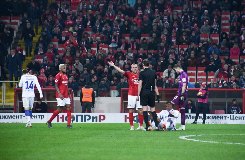 После этого мяч ударился в штангу и вызвал переполох среди защитников "Спартака", что в конечном счете привело к голу Арнора Сигурдссона.