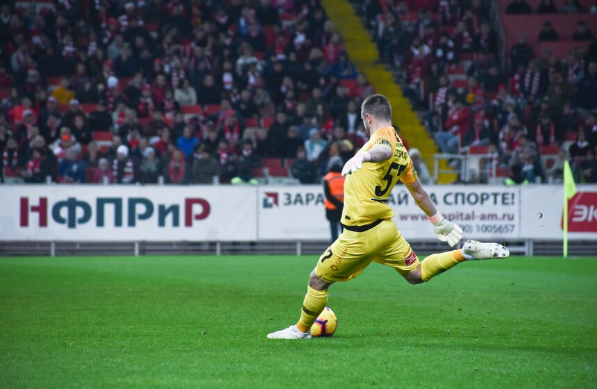 Все изменилось после перерыва. В самом начале второго тайма армейцы забили гол из-за ошибки вратаря "Спартака" Александра Селихова и защитника Самуэля Жиго.