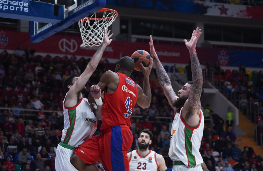 ЦСКА неудачно провел первую половину матча. После стартовой четверти небольшой перевес был у гостей – 17:21.