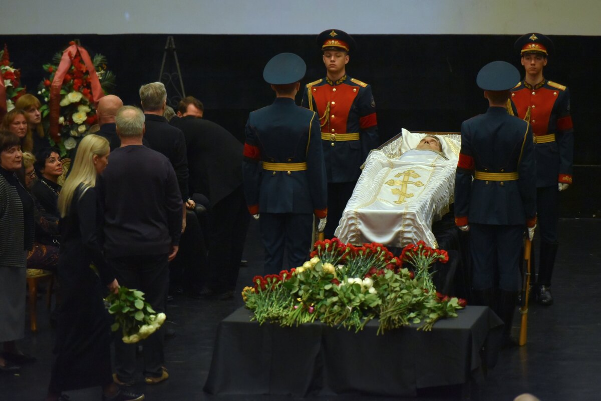 Вдова булдакова. Похороны Алексея Булдакова. Могила Алексея Булдакова.