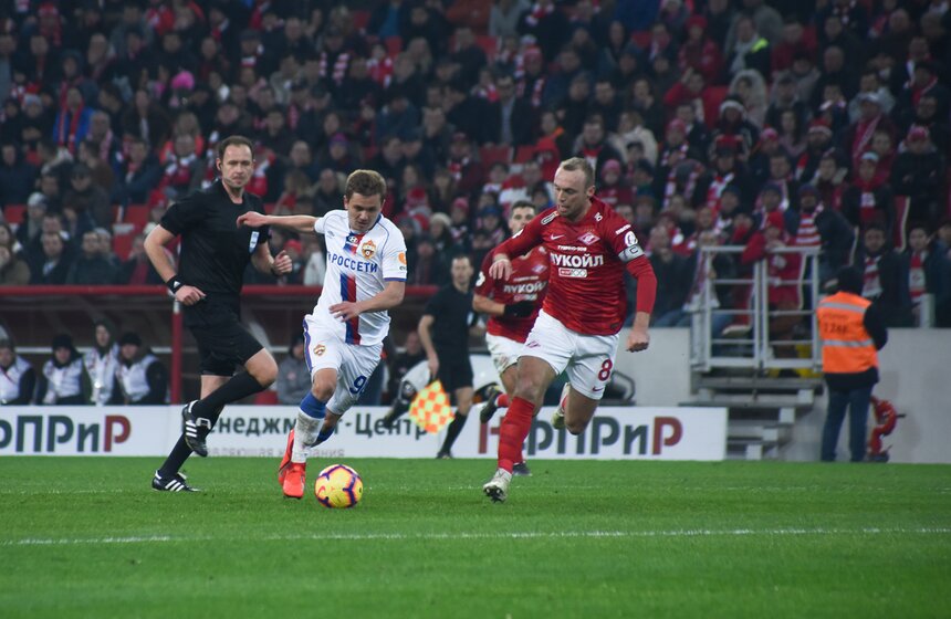 Красно-белые имели несколько действительно опасных моментов. На 22-й минуте едва не забил Зе Луиш.