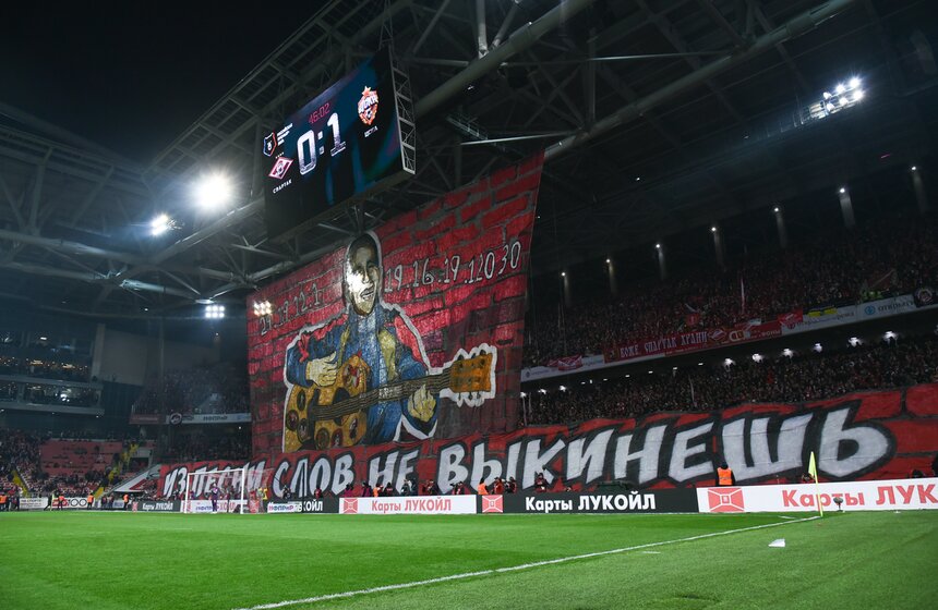 Голкипер красно-белых не слишком решительно сыграл на выходе и столкнулся со своим одноклубником.