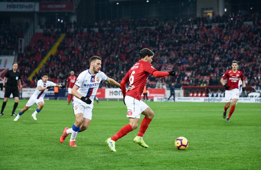 Предыдущие матчи явно сказались на футболистах обеих команд: в первом тайме московского дерби "Спартак" играл гораздо увереннее.
