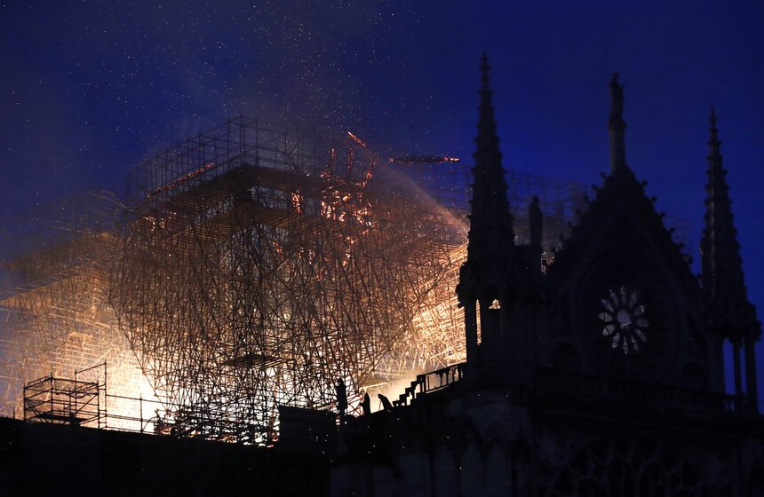 Пожар в соборе Парижской Богоматери. Фото 13 фото