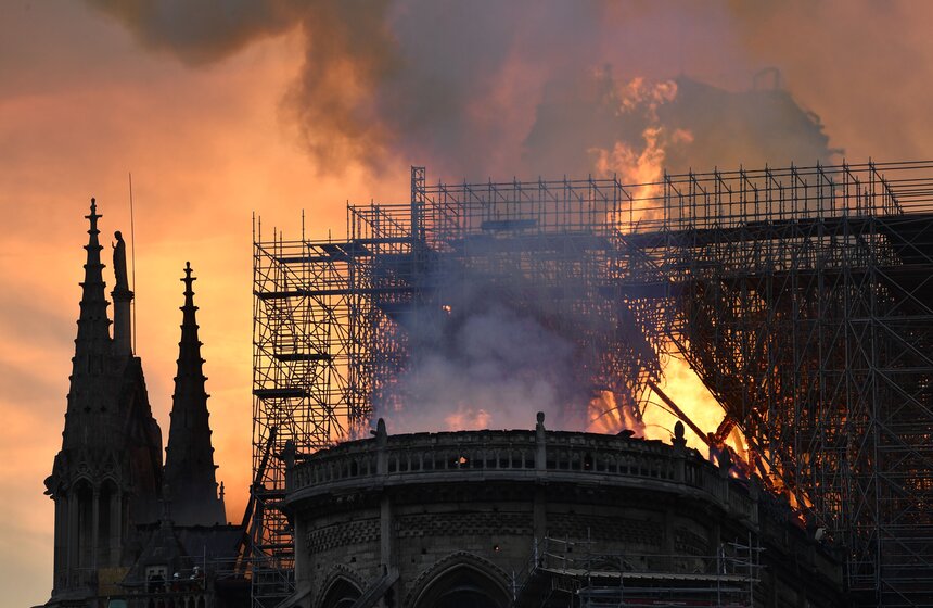 Пожар в соборе Парижской Богоматери. Фото 15 фото