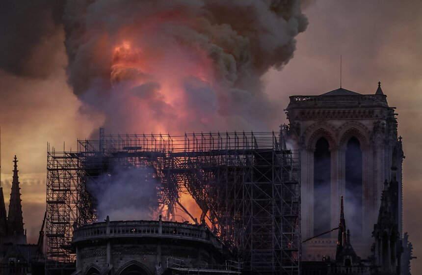 Пожар в соборе Парижской Богоматери. Фото 12 фото