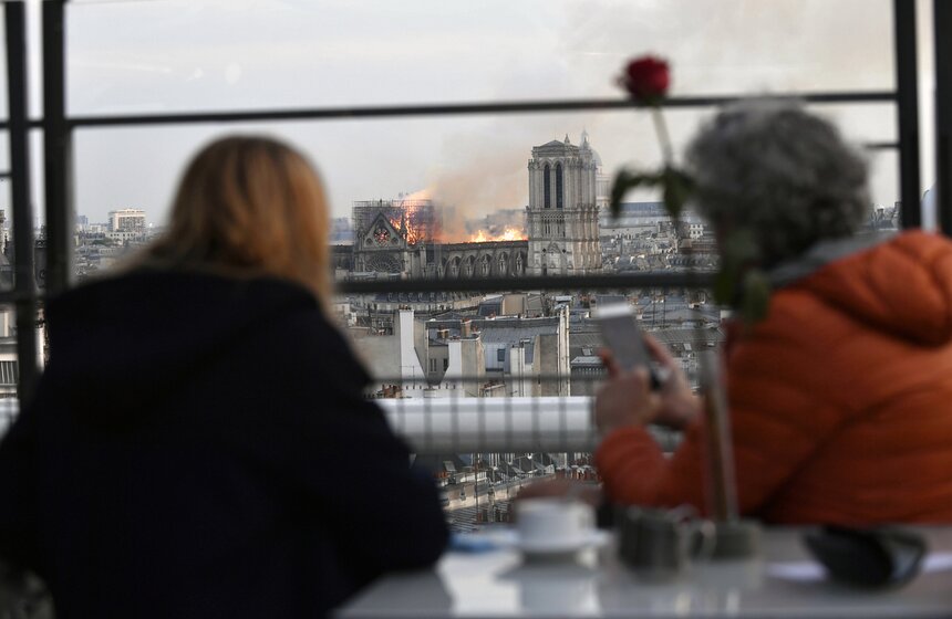 Пожар в соборе Парижской Богоматери. Фото 11 фото