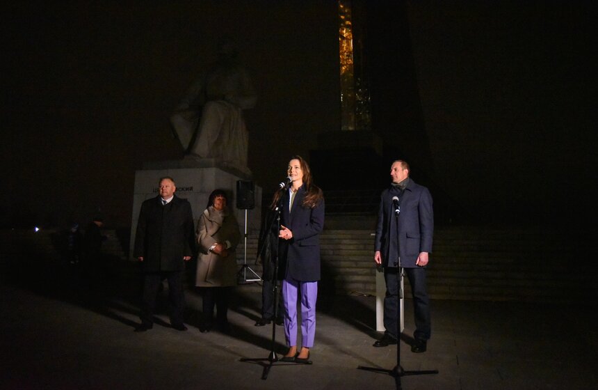 Приняли в церемонии участие и другие Герои Советского Союза, летчики-космонавты и почетные гости