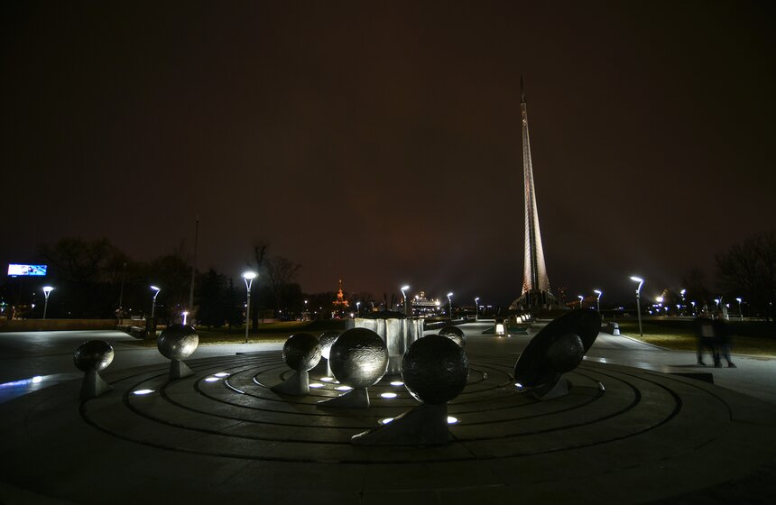 Также установили 16 прожекторов в 400 ватт и 52 светильника подсветки лестничных маршей