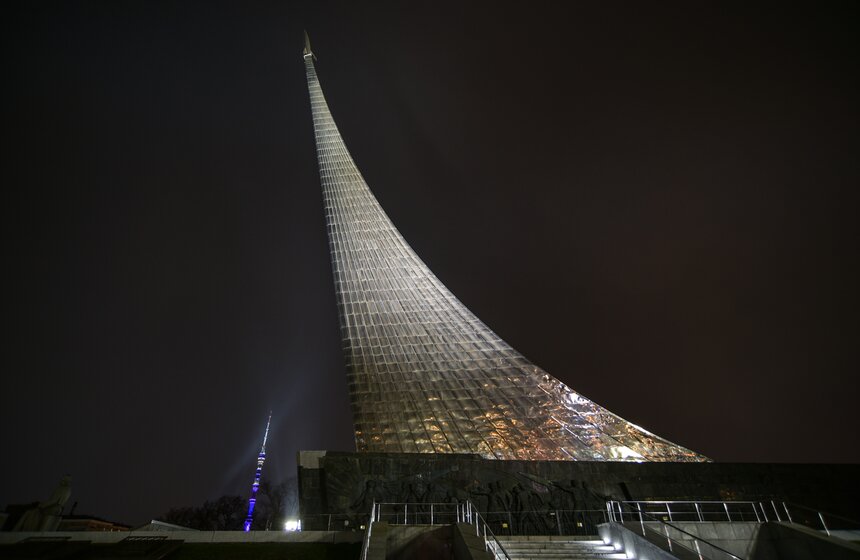 Монумент представляет собой шлейф от взлетающей ракеты