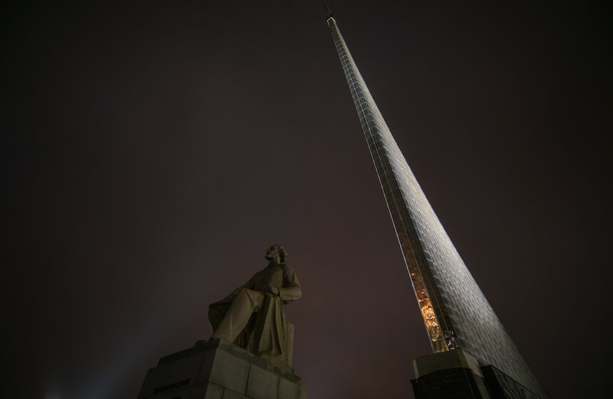 Для создания художественного образа на опоры освещения дополнительно установили четыре светодиодных прожектора мощностью 1500 ватт