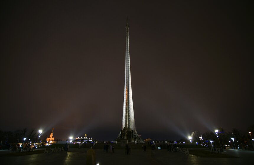 Монумент "Покорителям космоса" открыли 4 ноября 1964 года в честь запуска первого искусственного спутника Земли