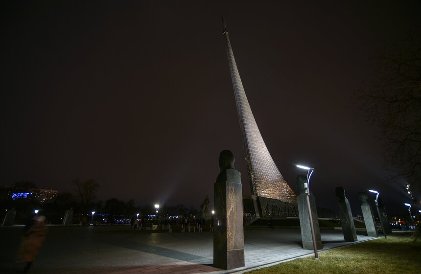 Торжественное включение подсветки на монументе "Покорителям космоса" состоялось на ВДНХ 12 апреля в 22:30