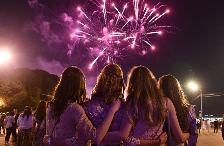 Для гостей мероприятия также были подготовлены театральные представления, спортивные соревнования, мастер-классы по чирлидингу и музыкальные конкурсы. В конце выпускники могли полюбоваться красочным салютом и вспомнить яркие моменты школьных лет.