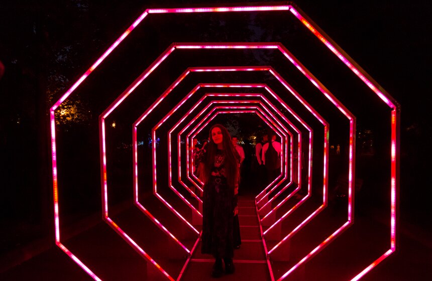 Красная дорожка и салют: как прошел выпускной в Парке Горького 11 фото