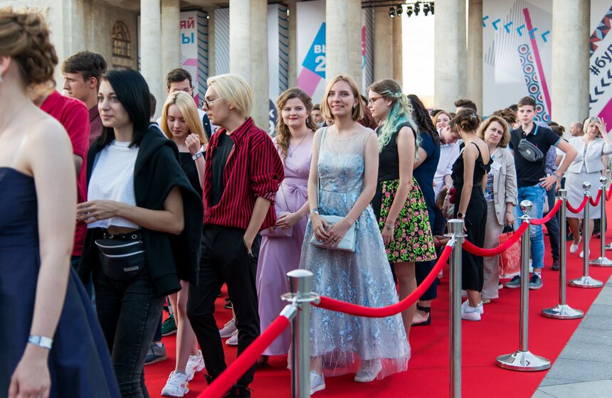 Красная дорожка и салют: как прошел выпускной в Парке Горького 3 фото