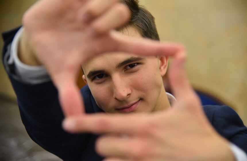 Другой приз в номинации "Творец года" получил выпускник 11 "Б" класса московской школы № 498 Семен Кретов. Парень уже долгое время увлекается операторским мастерством, а его ролики успели полюбиться сверстникам, за что ребята его и номинировали. Кстати, одной из конкуренток Семена в конкурсе была его лучшая подруга и одноклассница, поэтому за голоса пришлось побороться. Но в целом выпускник очень рад, что сегодня школьники креативно развиваются:<br />"Замечаю, что сейчас очень много становится творческой молодежи, это очень хорошо. Скоро роботы будут всех заменять, а человека в творчестве ничем не заменишь". В этом году Семен поступает во ВГИК на кинооператора и планирует связать свою будущую жизнь с кино.