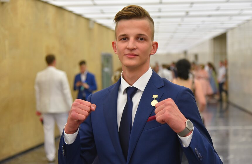 На ближайшие пять лет Женя выбрал для себя Китай, где он уже неоднократно бывал на сборах, а теперь поедет туда учиться. У парня уже есть планы выступать в промоушене по смешанным единоборствам. А его фаворитами на сегодняшний день являются Федор Емельяненко и Конор Макгрегор. После учебы Женя планирует вернуться в родную деревню в Московской области и бесплатно тренировать там детей. "В деревнях людям от нечего делать в голову приходят мысли о том, чтобы начать злоупотреблять наркотиками, сигаретами и алкоголем. Я хочу, чтобы им было чем заняться – спортом", – подчеркнул Женя.