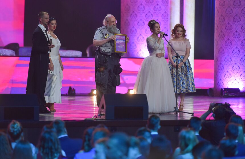 В этом году на Премии выбирали победителей в четырех номинациях: "Умник и умница года", "Творец года", "Олимпийская надежда" и "Команда мечты". Стать финалистом мог любой выпускник страны путем интернет-голосования. За звание "Умницы года" боролись четыре девушки, в итоге победителем стала Екатерина Киселева, ученица 11 класса Лотошинской школы № 2 Московской области. Награду ей вручал самый умный человек страны Анатолий Вассерман. За успехи Екатерина поблагодарила свою маму: "Без нее я бы сейчас не стояла на этой сцене", – поделилась "Умница года – 2019".