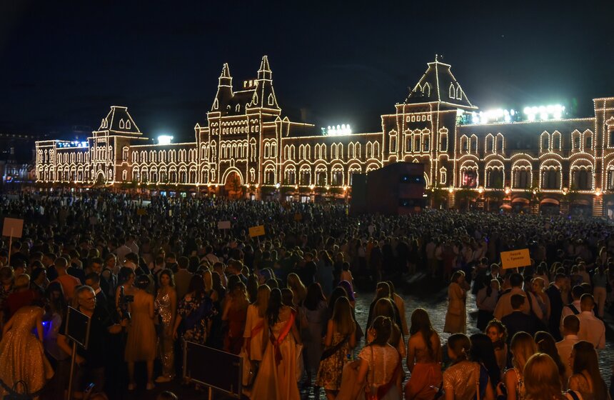 Когда все награды раздали, толпа веселых выпускников, громко распевая песни, вышла на Красную площадь.