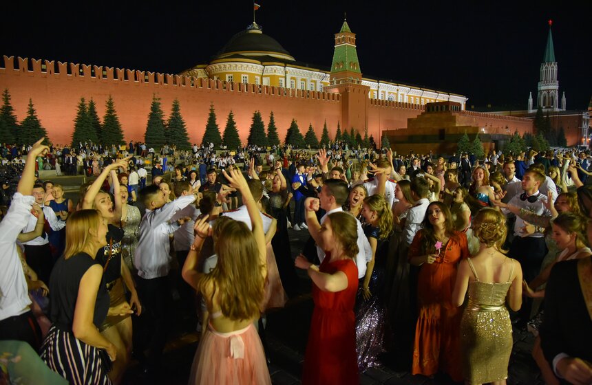 Но в какой-то момент все отложили телефоны и инстаграм и начали по-настоящему отмечать свой выход во взрослую жизнь. Девчонки отбивали каблуками по кремлевской брусчатке, а парни закатали рукава на рубашках и бросились в пляс.
