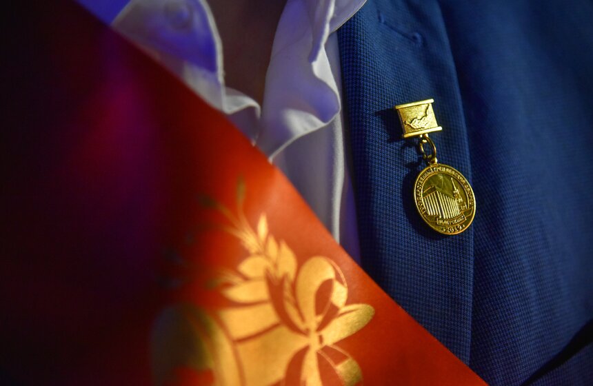 Каждый хотел оставить в памяти этот волшебный вечер с красной ленточкой на груди "Выпускник-2019".