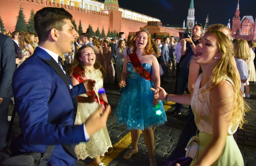 Уже бывшие одиннадцатиклассники срывали голоса и выпрыгивали все накопившееся за 10 лет учебы в школе.