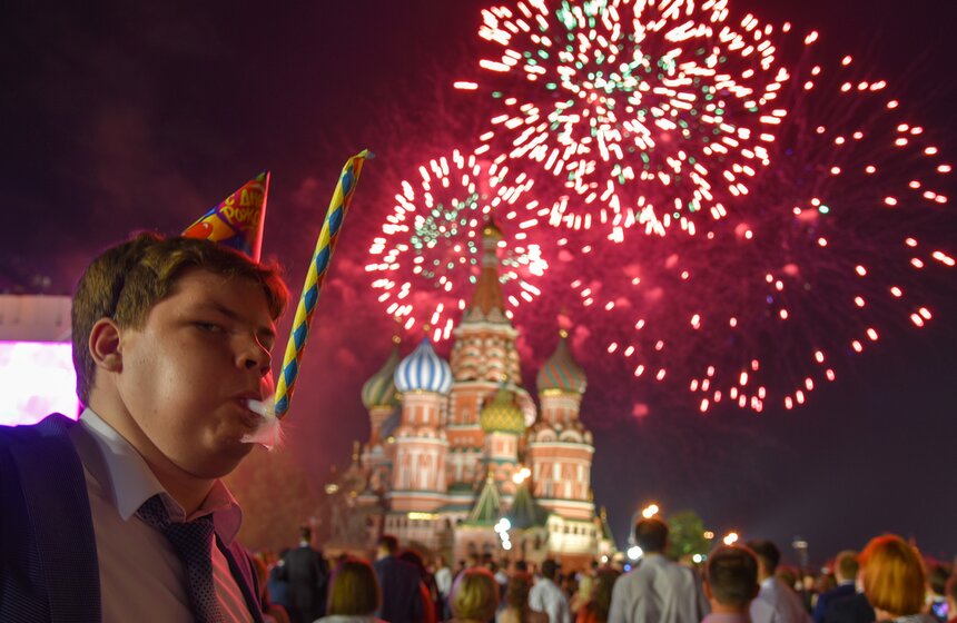 Ровно в полночь прогремел 10-минутный салют в честь выпускников. После чего концерт продолжился, а для самых выносливых открылись двери Гостиного двора, где выпускники вместе с популярными артистами зажигали до шести утра.