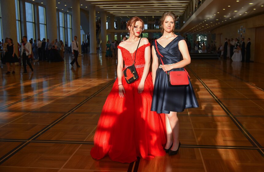 На грандиозное мероприятие съехались ребята не только из Москвы и Подмосковья, но и из других регионов нашей страны. Уже к семи вечера фойе Государственного Кремлевского дворца наполнилось бесчисленным количеством улыбок, красоты и молодости.