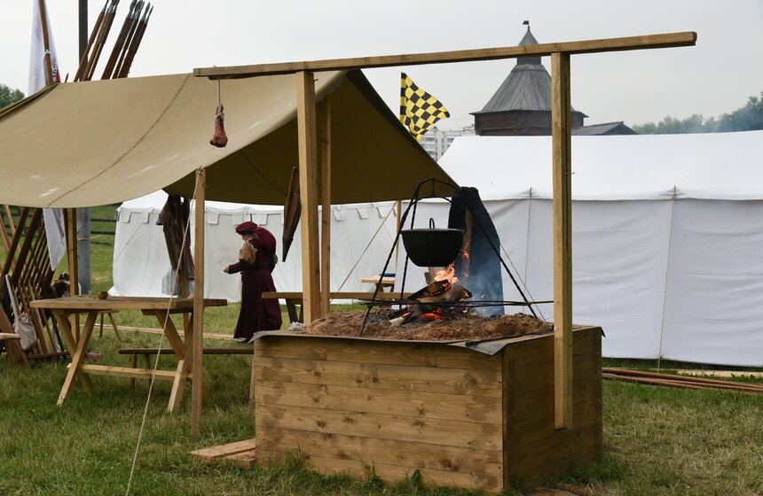 Групповые схватки верхом. Как завершился фестиваль "Времена и эпохи" в "Коломенском" 5 фото